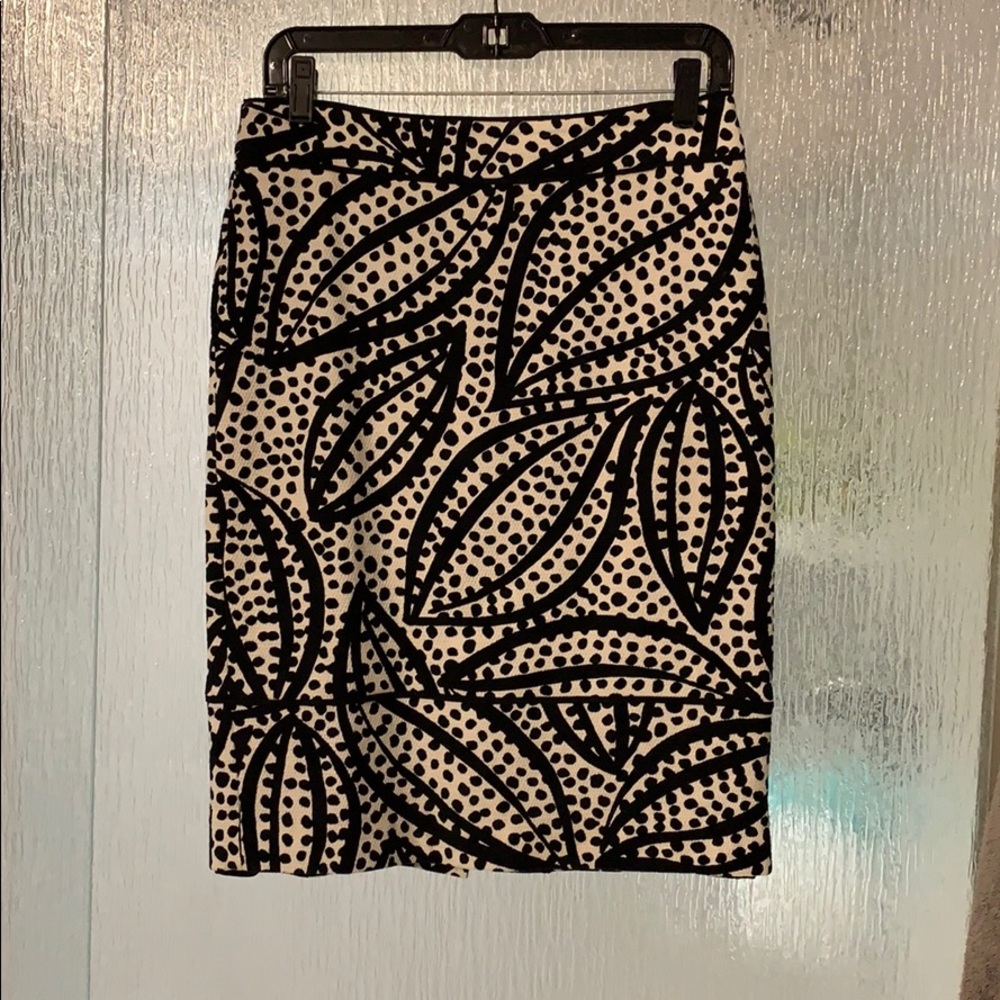 Fully lined black and white Ann Taylor skirt